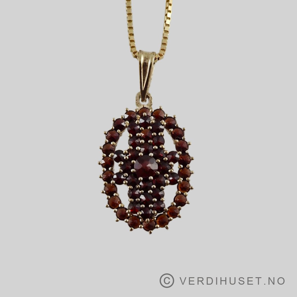 Anheng i forgylt sølv med granater