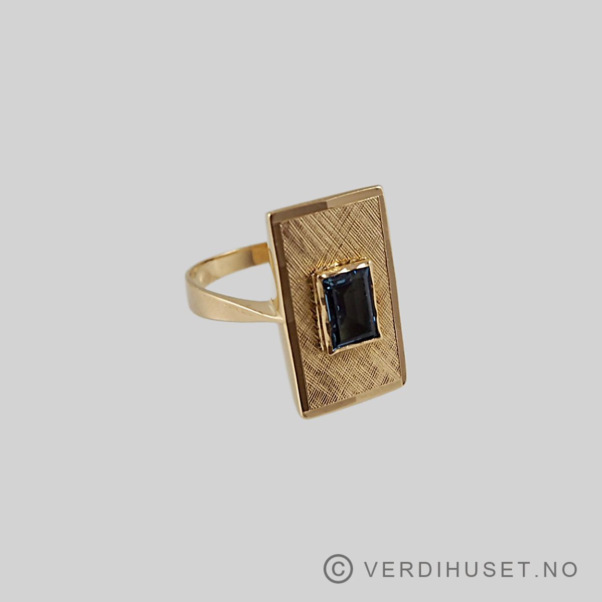 Ring i 18 K gull med blå sten