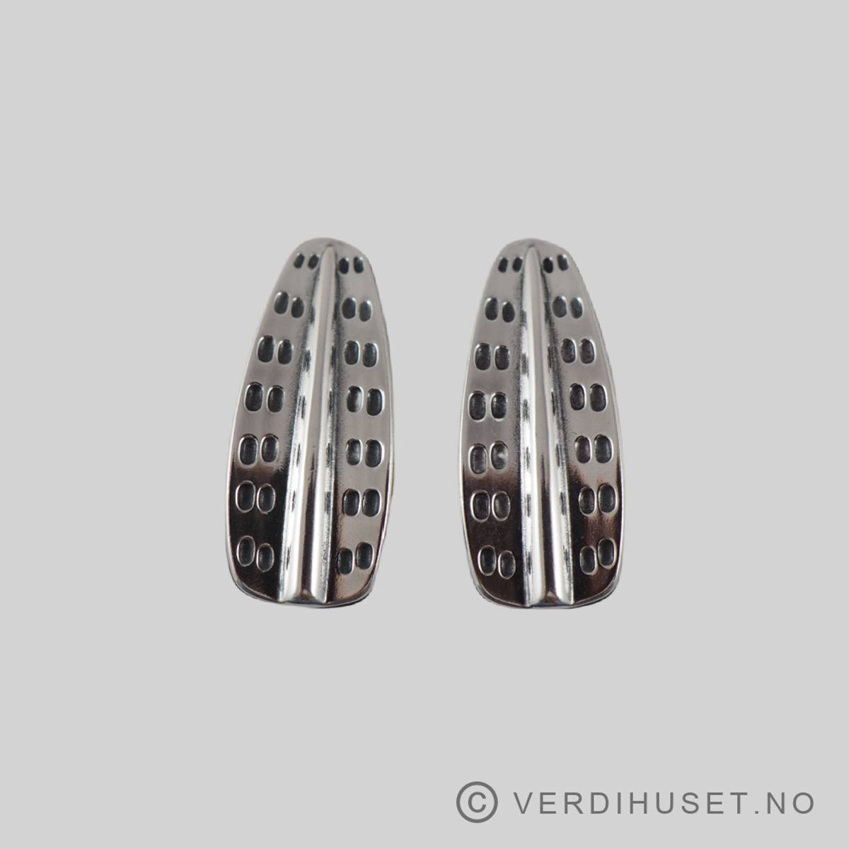 Øreklips i sølv, Saga-serien, 