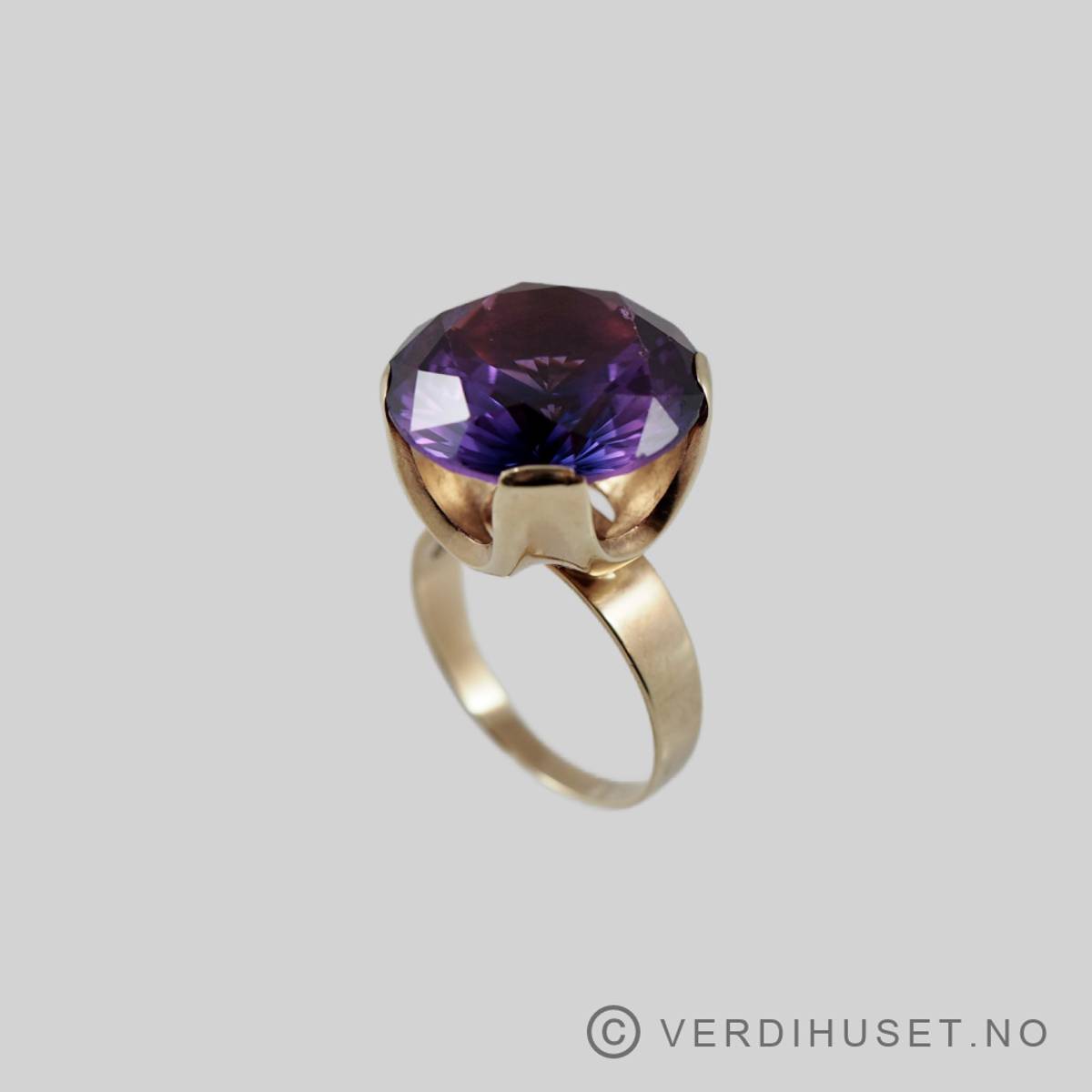 Ring i 14 K gull med lilla sten